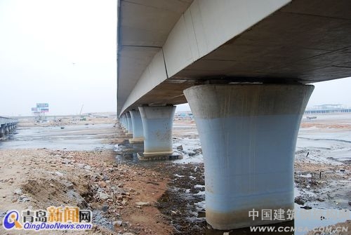 跨海大橋的建成將使青島老港、油港、前灣港連為一個(gè)整體