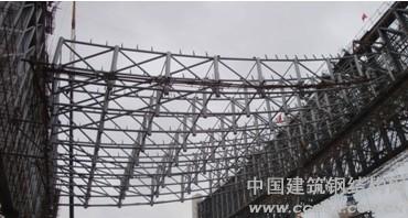雙向不等高正交鋼管桁架分塊整體提升施工 \