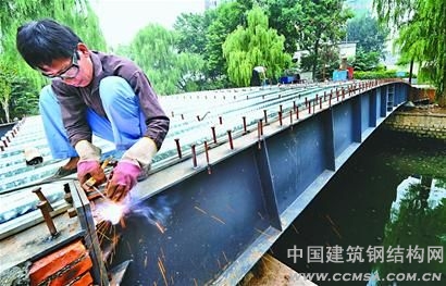 濟南市濟濼路小學門前的東工商河上開始架設(shè)全鋼結(jié)構(gòu)跨河橋